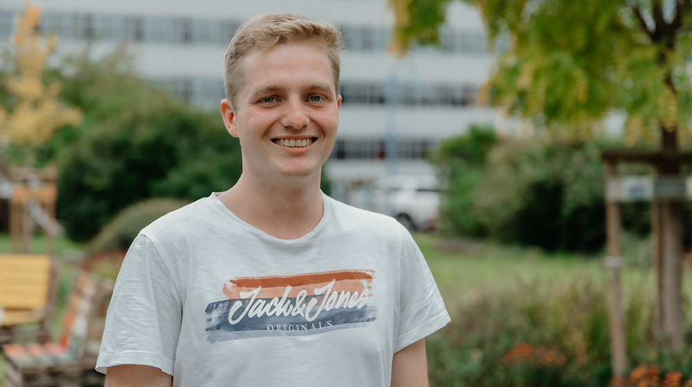 Student Lukas Heydick auf dem Campus der Uni Magdeburg (c) Hannah Theile Uni Magdeburg