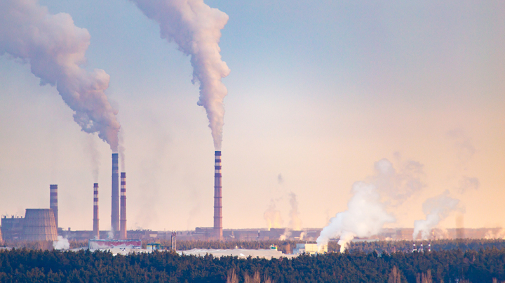 dampfende Schornsteiner einer Chemiefabrik (c) Shutterstock schankz