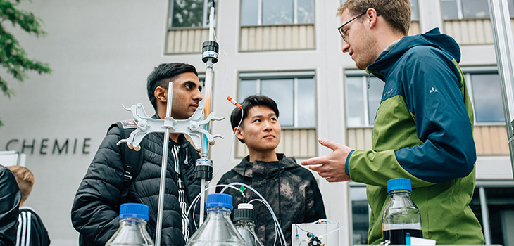 Chromatographie-Versuch auf dem Campus